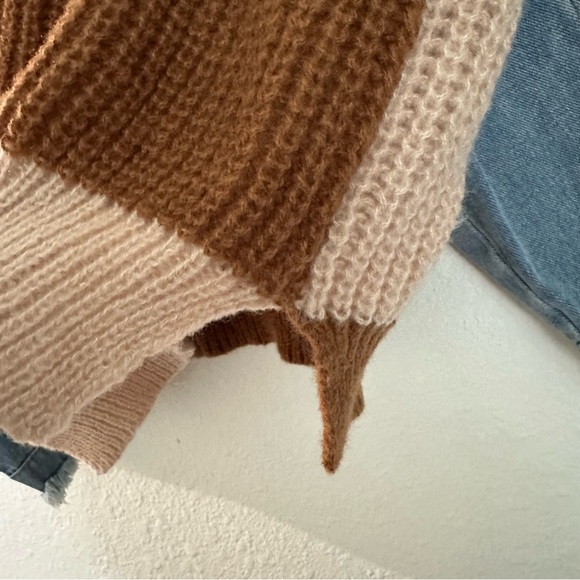 028. NWT Women’s Knit Denim Sleeve Sweater - Picture 7 of 8